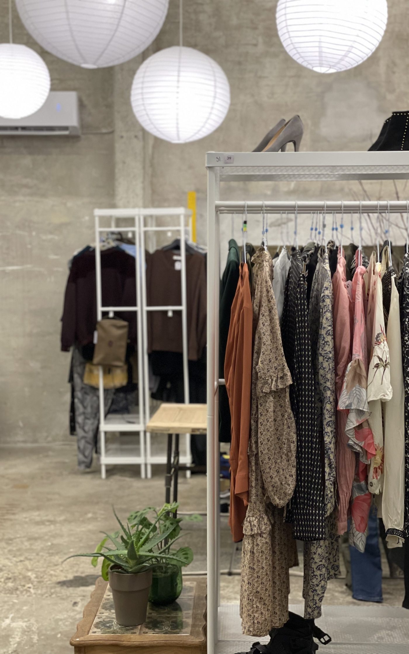 Reoler med secondhand designertøj, sko og tasker i LuksusBank butikken